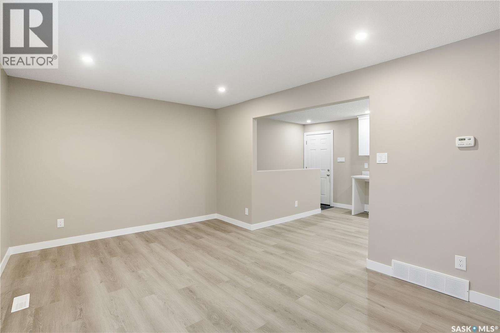 869 Macklem Drive, Saskatoon, Saskatchewan  S7L 4K1 - Photo 4 - SK025198