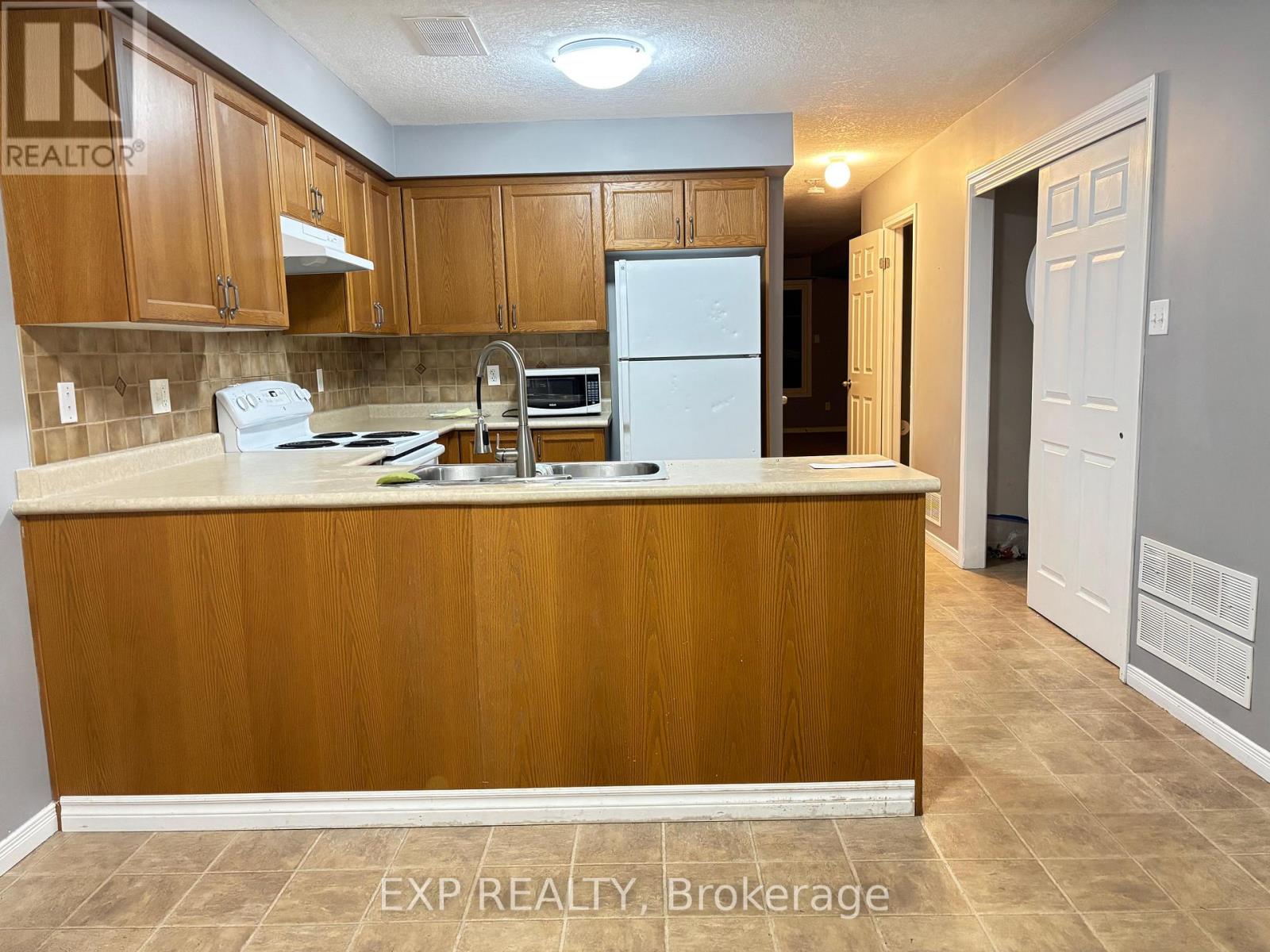 12a - 50 Howe Drive, Kitchener, Ontario  N2E 0A3 - Photo 4 - X12603544