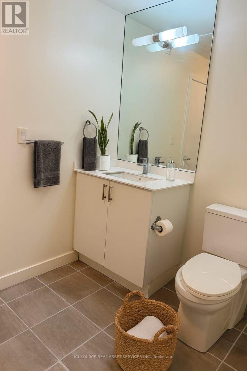 104 - 210 Sabina Drive, Oakville, Ontario  L6H 7C3 - Photo 10 - W12603634