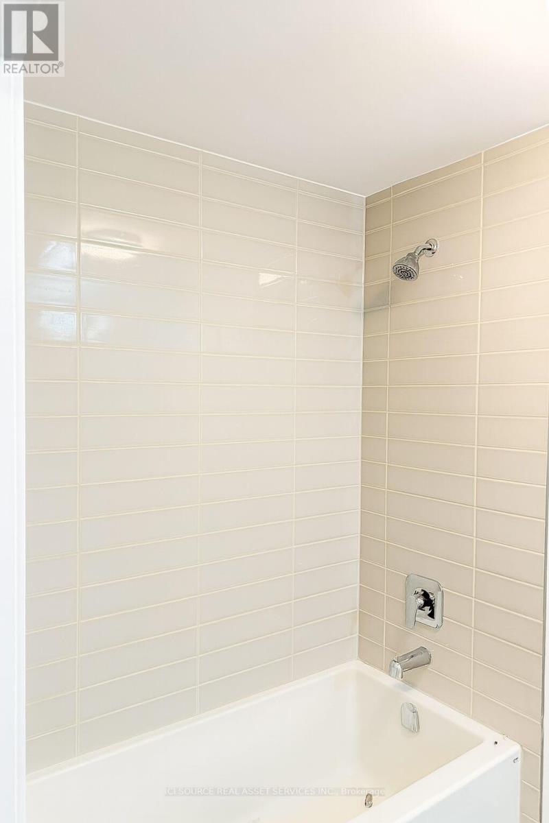 104 - 210 Sabina Drive, Oakville, Ontario  L6H 7C3 - Photo 11 - W12603634