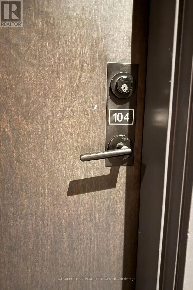 104 - 210 Sabina Drive, Oakville, Ontario  L6H 7C3 - Photo 3 - W12603634