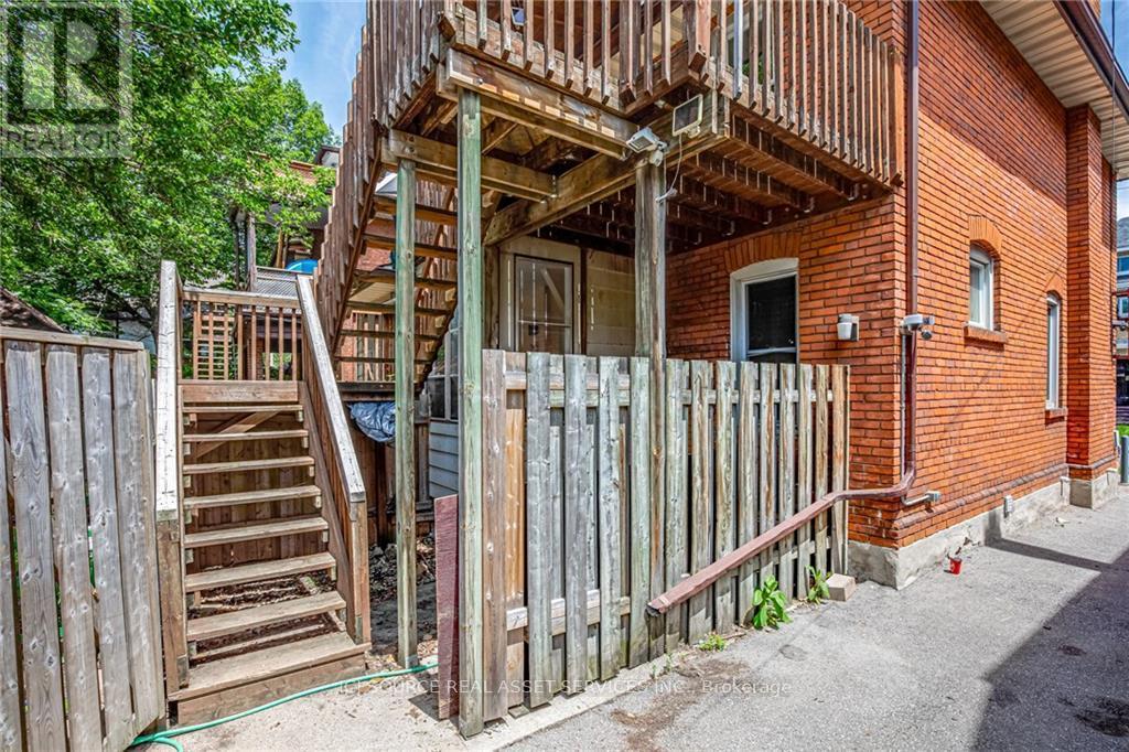 Upper - 16 Eastbourne Avenue, Hamilton, Ontario  L8M 2M7 - Photo 2 - X12603646