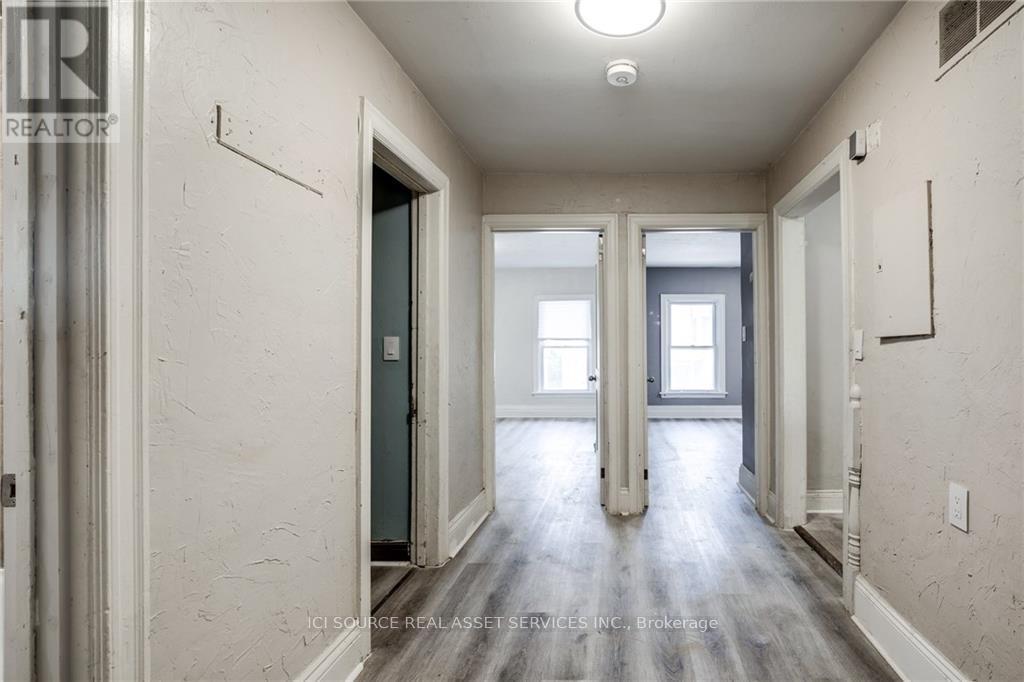 Upper - 16 Eastbourne Avenue, Hamilton, Ontario  L8M 2M7 - Photo 5 - X12603646