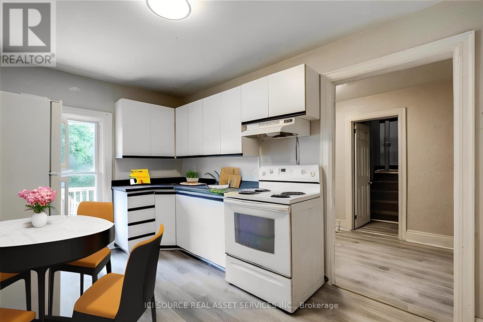 Upper - 16 Eastbourne Avenue, Hamilton, Ontario  L8M 2M7 - Photo 8 - X12603646