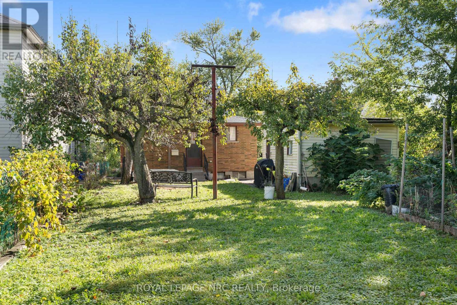 11 Cleveland Street, Thorold, Ontario  L2V 3K3 - Photo 9 - X12603694