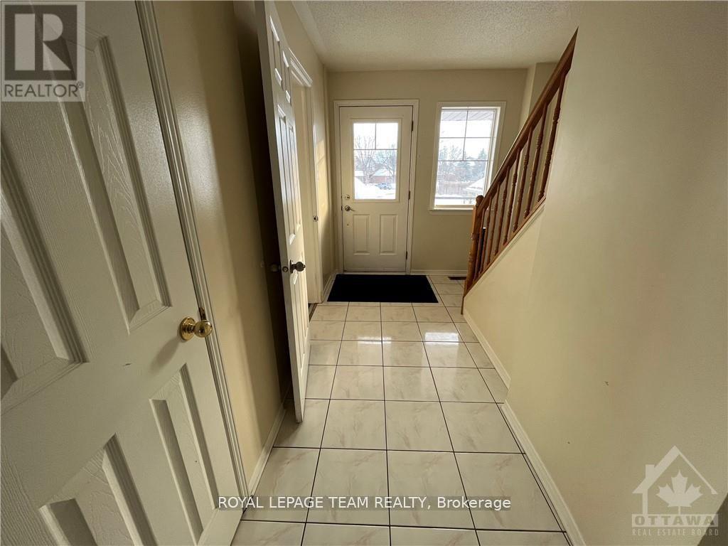 39 Thornbury Crescent, Ottawa, Ontario  K2G 6C5 - Photo 3 - X12603732