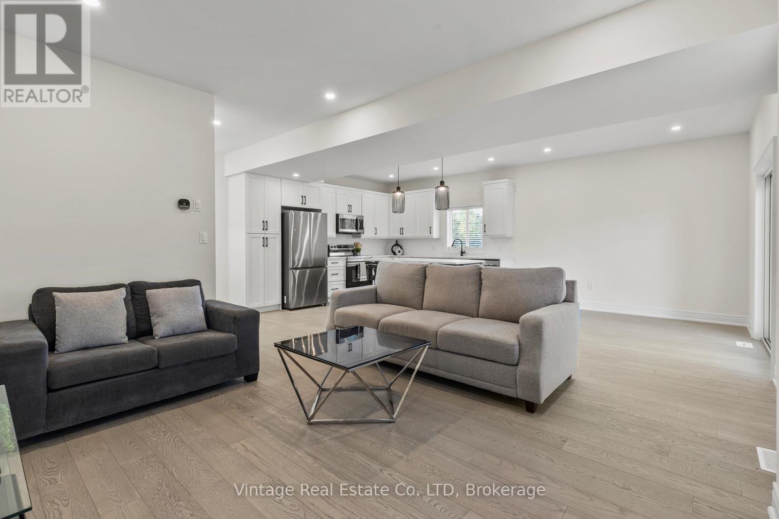 181 Hodgkins Avenue, Thorold, Ontario  L2V 0M6 - Photo 4 - X12603760