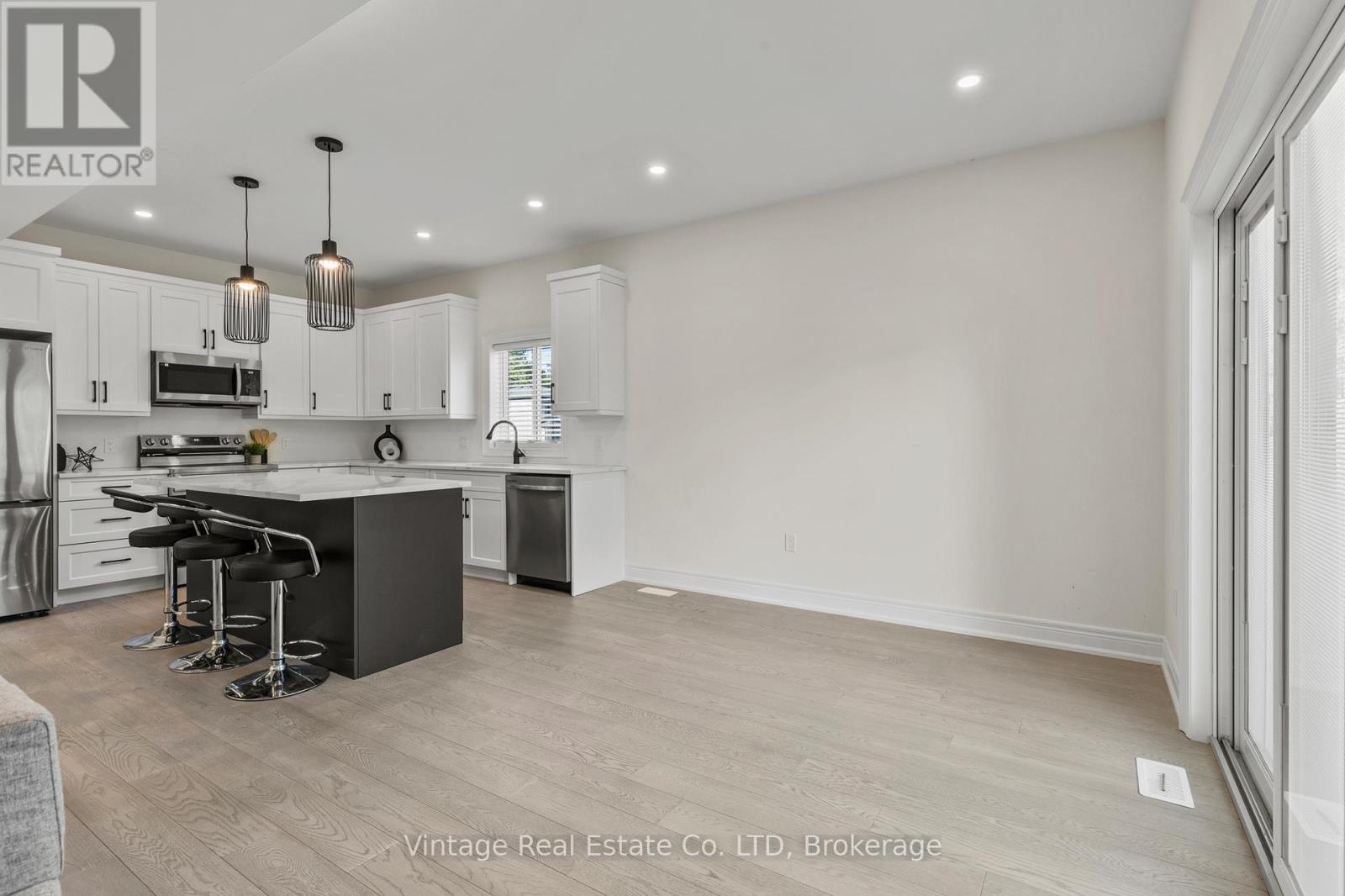 181 Hodgkins Avenue, Thorold, Ontario  L2V 0M6 - Photo 5 - X12603760