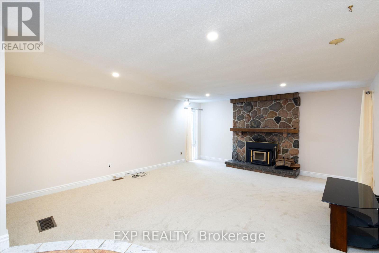 26 Joel Avenue, Georgina, Ontario  L0E 1S0 - Photo 10 - N12603734