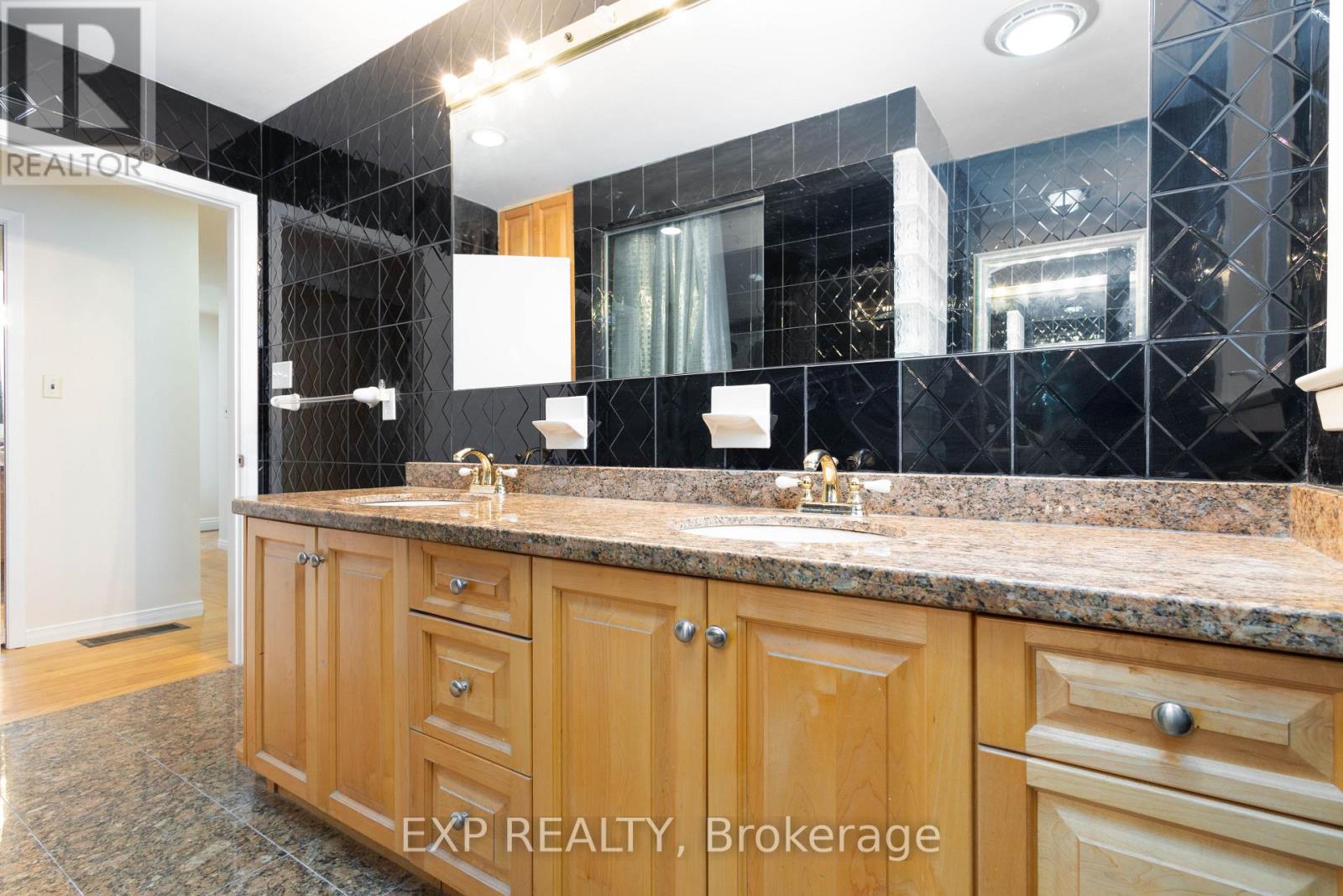 26 Joel Avenue, Georgina, Ontario  L0E 1S0 - Photo 20 - N12603734