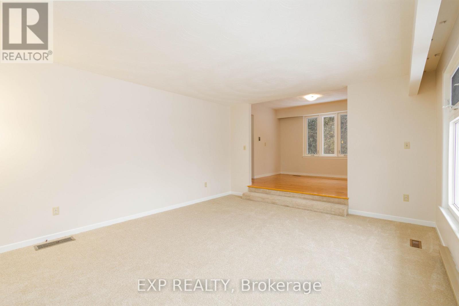 26 Joel Avenue, Georgina, Ontario  L0E 1S0 - Photo 5 - N12603734