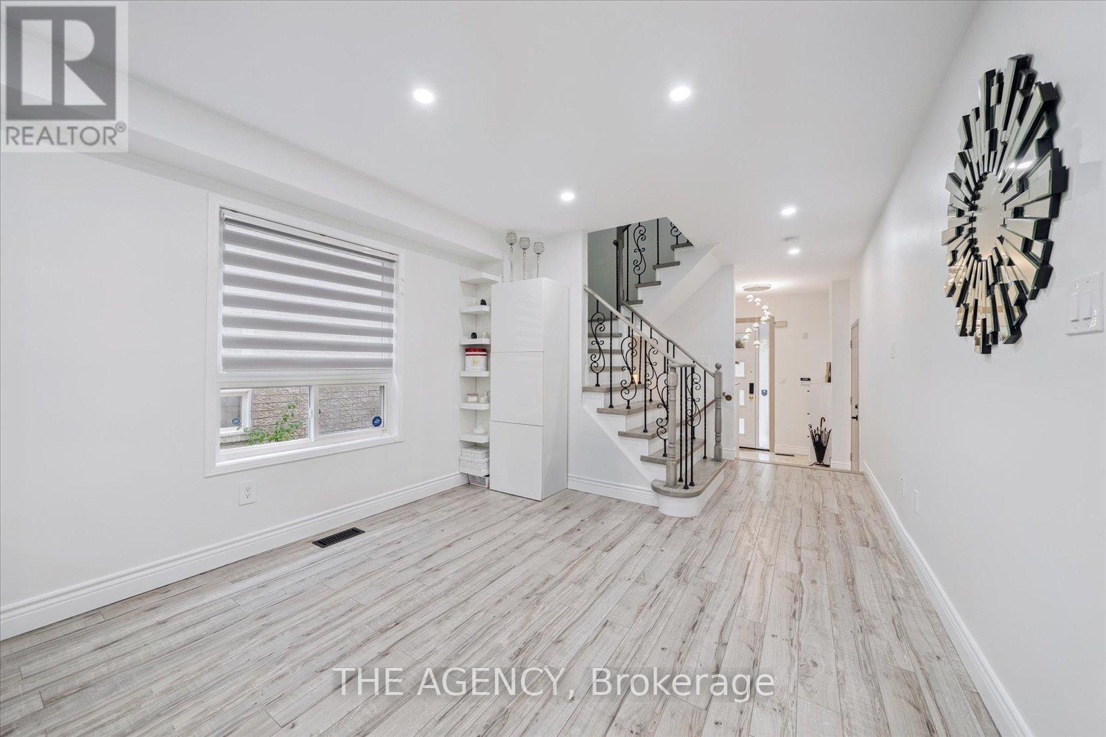 908 Oaktree Crescent, Newmarket, Ontario  L3X 2Z1 - Photo 10 - N12603772