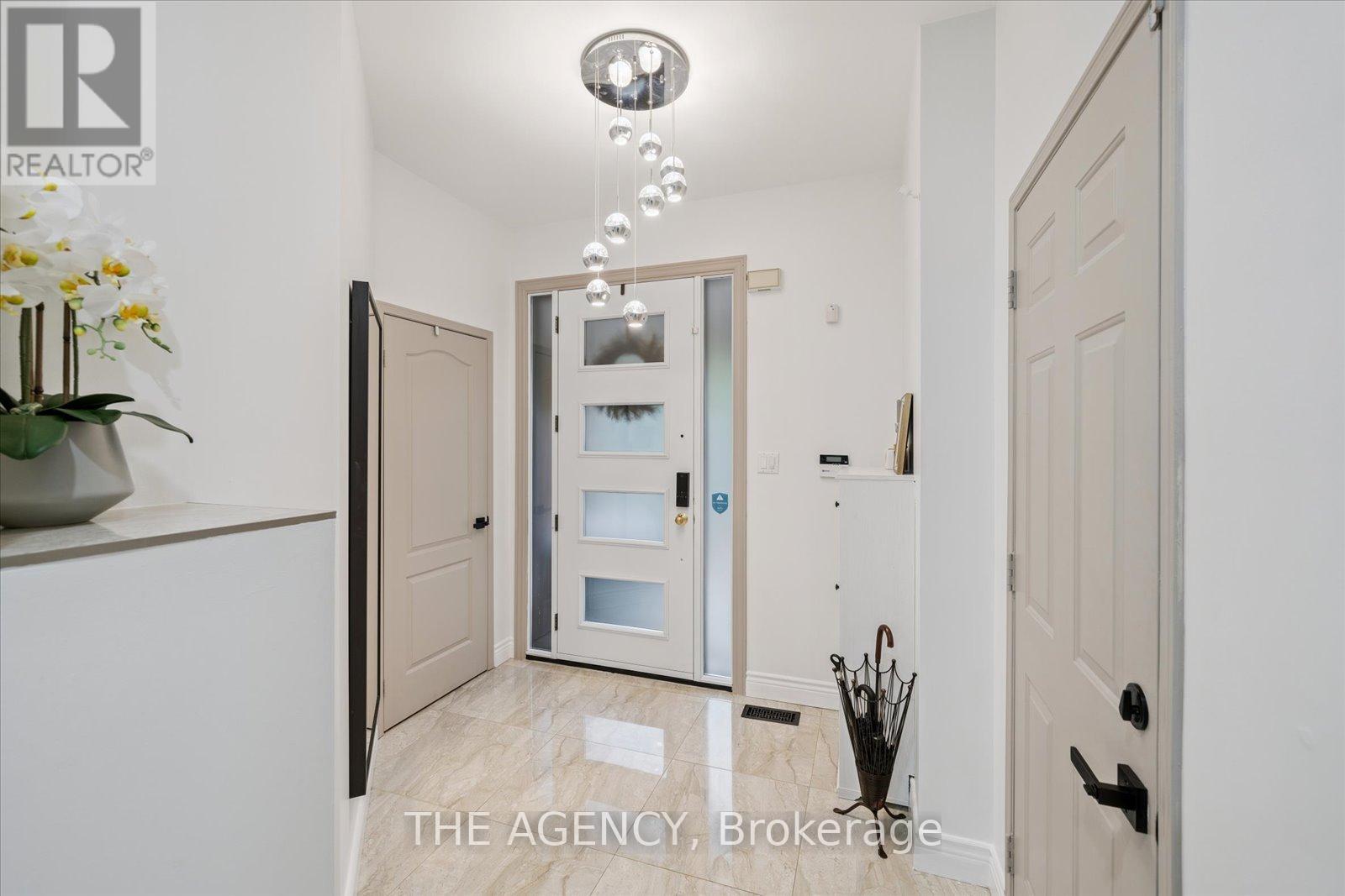 908 Oaktree Crescent, Newmarket, Ontario  L3X 2Z1 - Photo 2 - N12603772