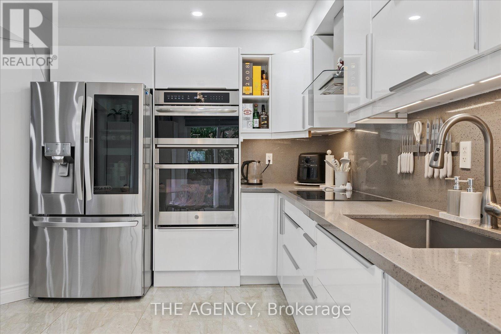 908 Oaktree Crescent, Newmarket, Ontario  L3X 2Z1 - Photo 5 - N12603772