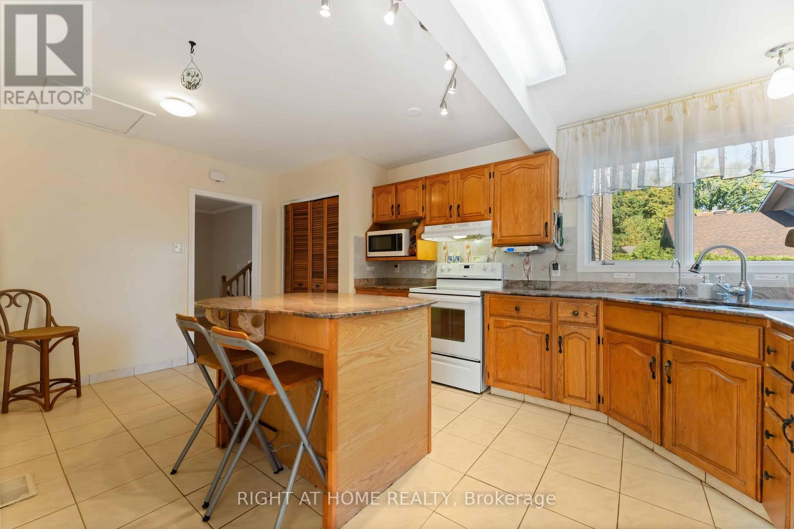 2221 Circle Place, Ottawa, Ontario  K1G 3E2 - Photo 10 - X12418193