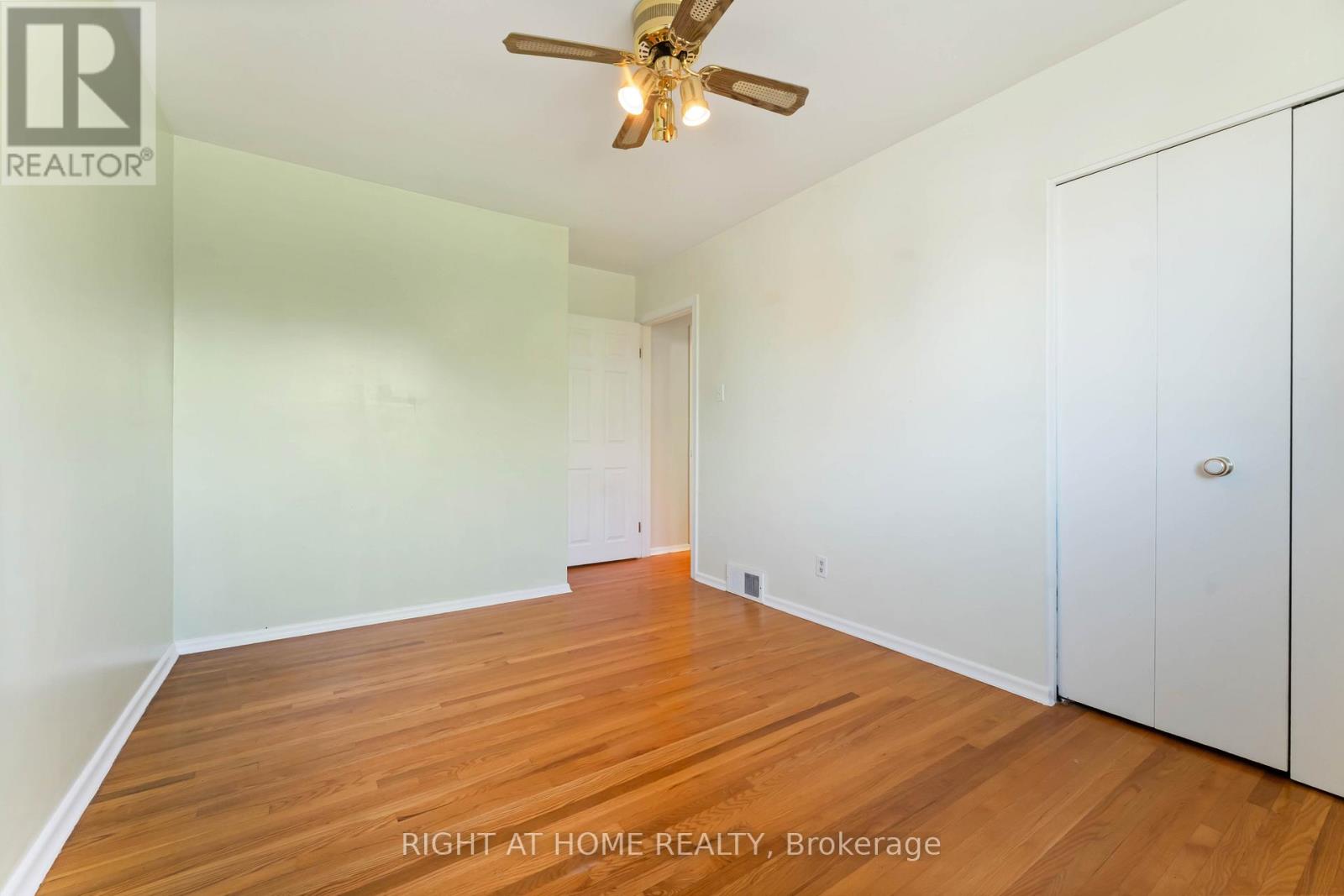 2221 Circle Place, Ottawa, Ontario  K1G 3E2 - Photo 25 - X12418193