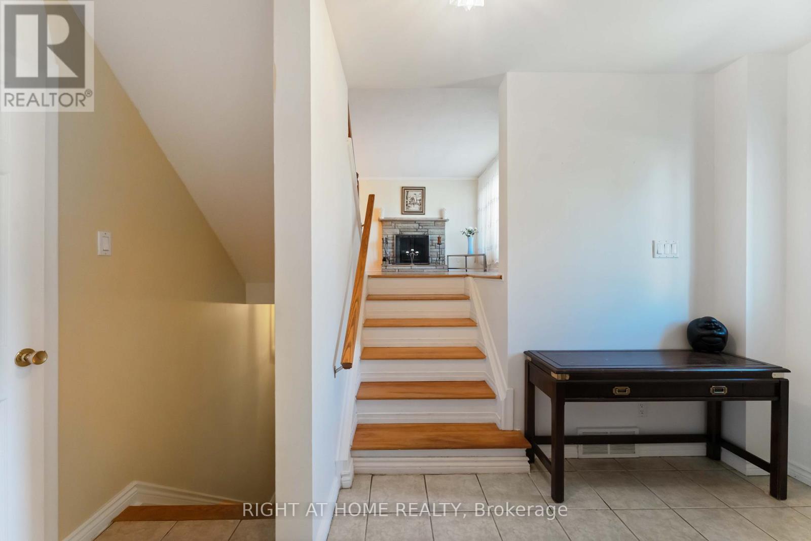 2221 Circle Place, Ottawa, Ontario  K1G 3E2 - Photo 4 - X12418193