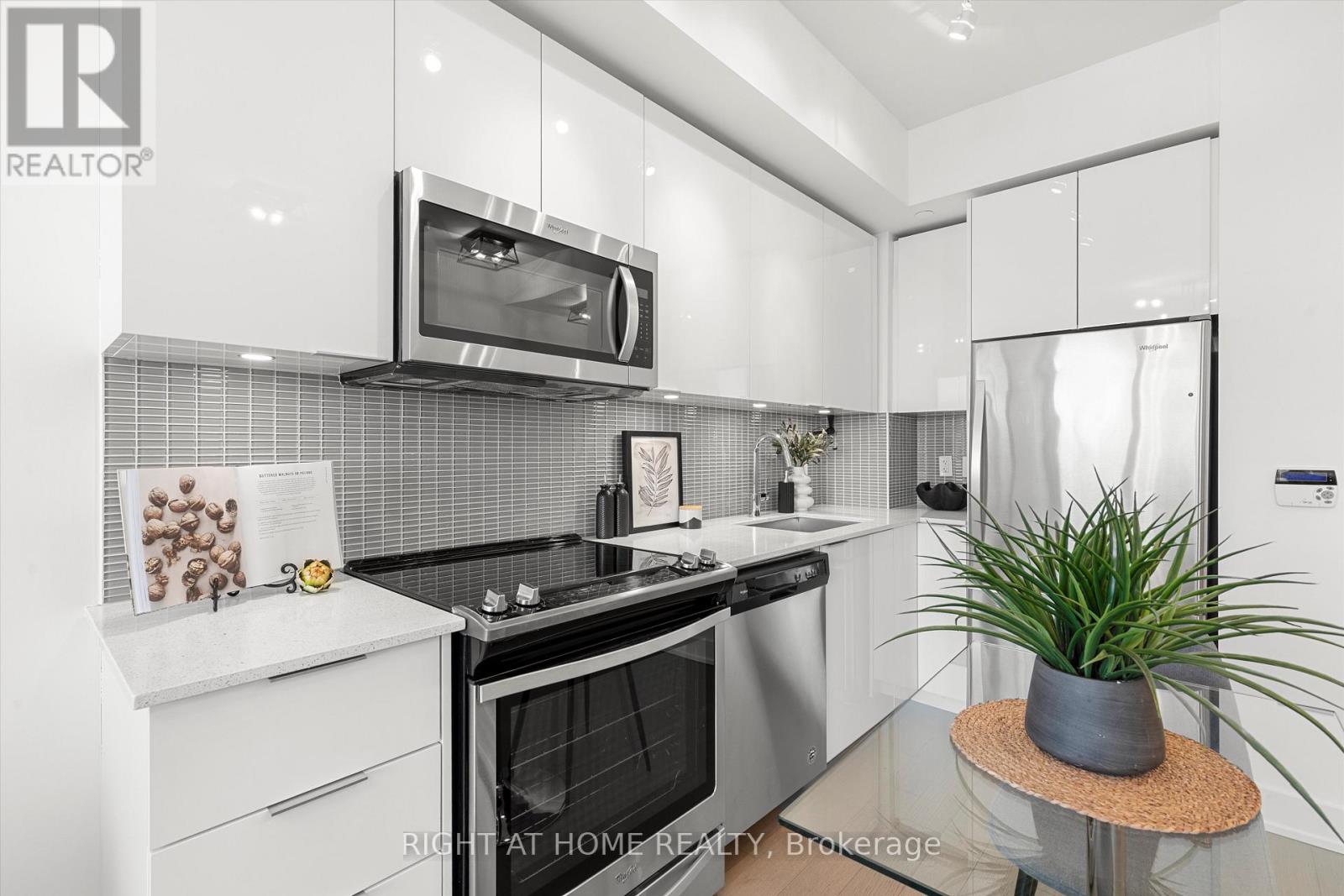 4415 - 30 Shore Breeze Drive, Toronto, Ontario M8V 0J1 - Photo 3 - W12603778