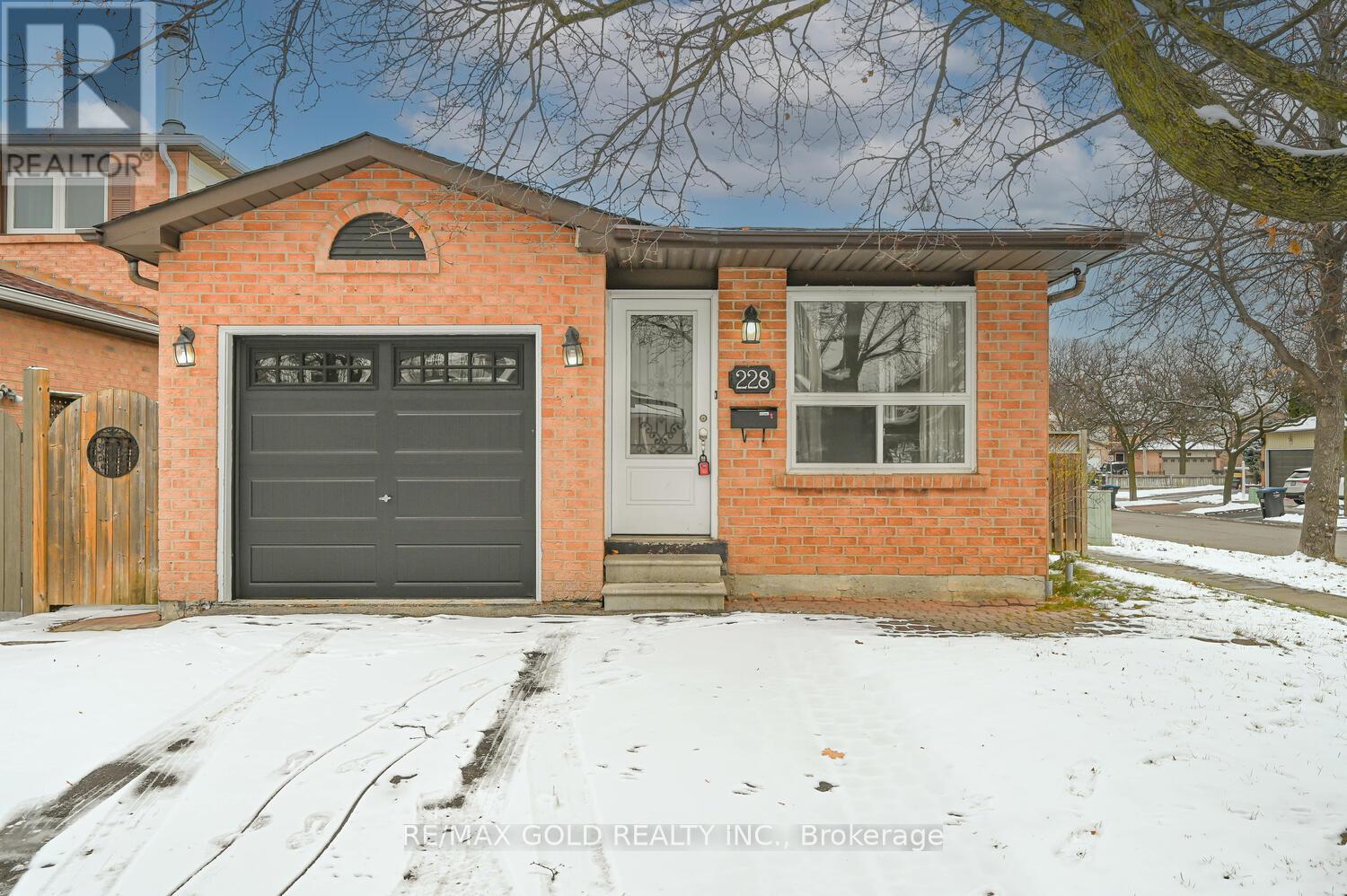 228 Martindale Crescent, Brampton, Ontario  L6X 2V2 - Photo 2 - W12590034