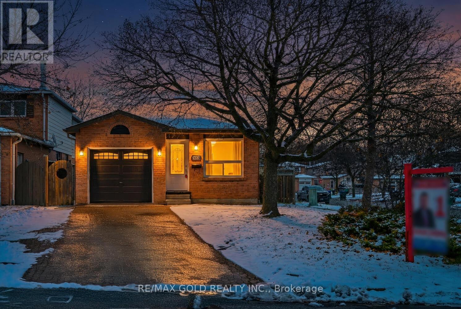 228 Martindale Crescent, Brampton, Ontario  L6X 2V2 - Photo 3 - W12590034