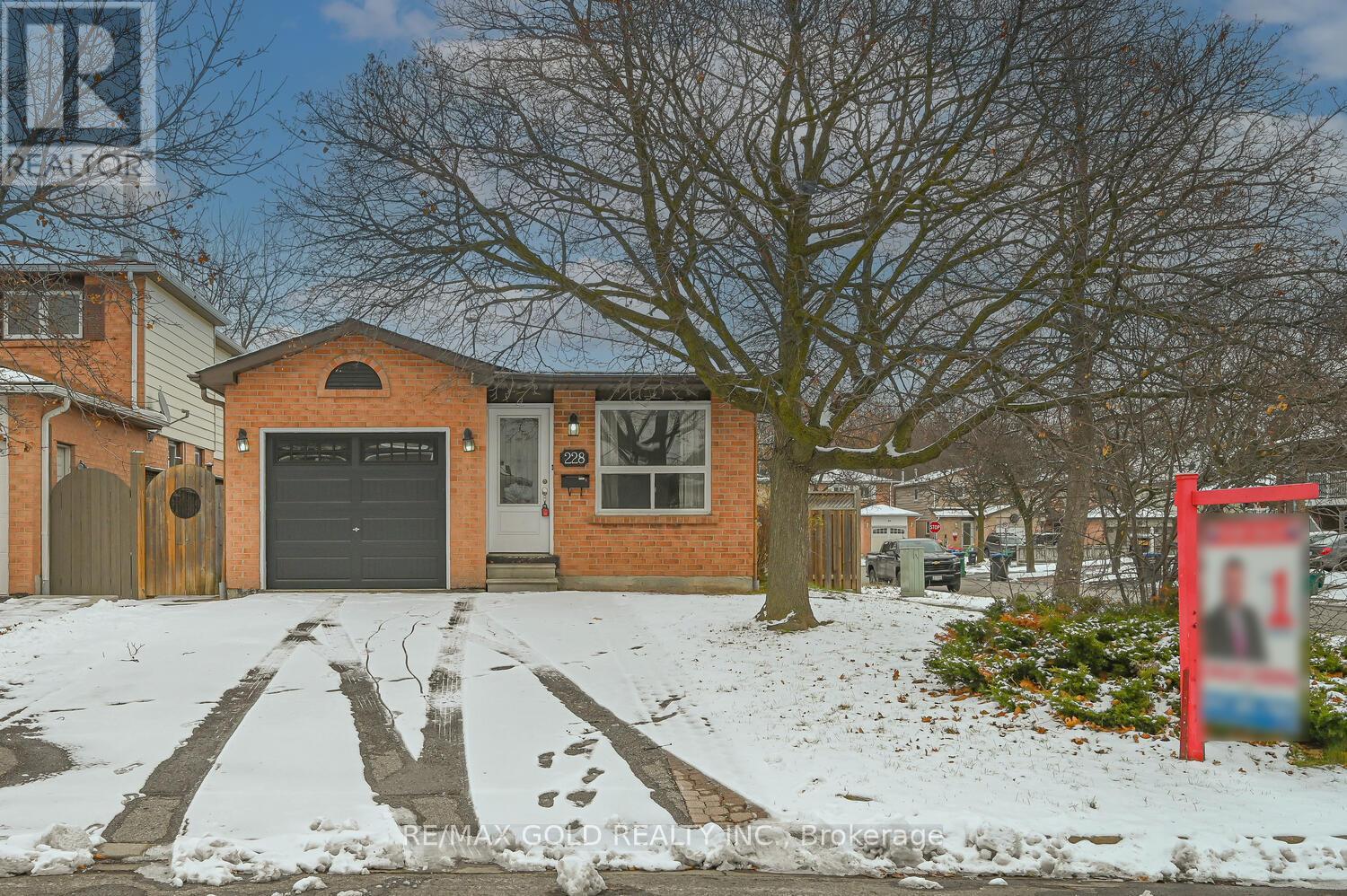228 Martindale Crescent, Brampton, Ontario  L6X 2V2 - Photo 4 - W12590034