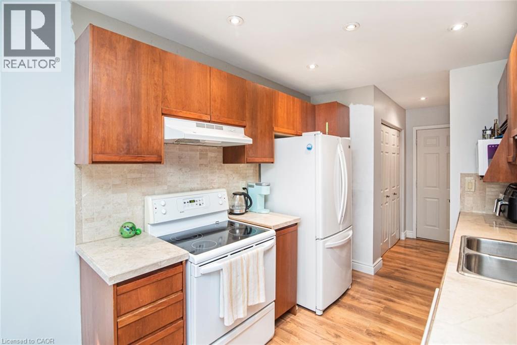 28 Perthshire Court, Hamilton, Ontario L9B 2H1 - Photo 16 - 40792291