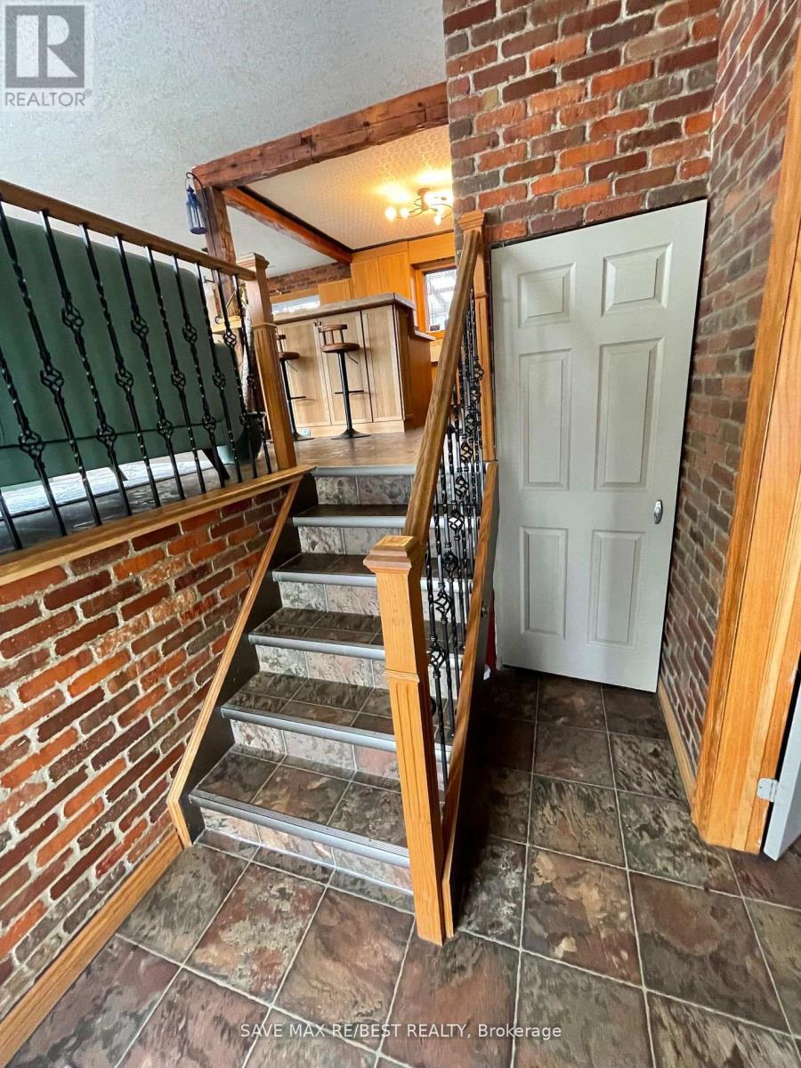 268 Manchester Road, Kitchener, Ontario  N2B 1A4 - Photo 3 - X12603876