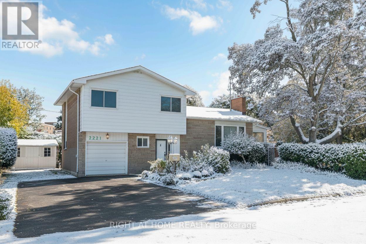 2221 Circle Place, Ottawa, Ontario  K1G 3E2 - Photo 2 - X12418193