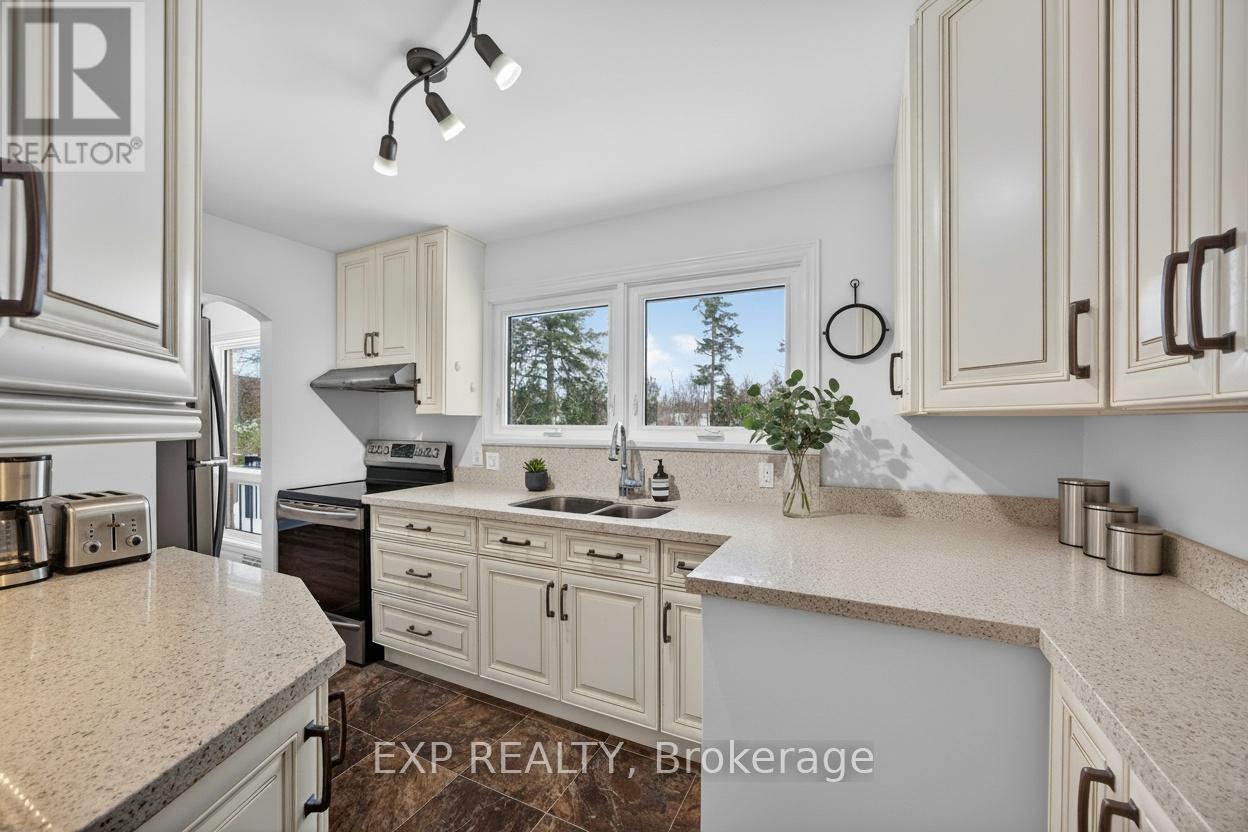 2420 Ridge Road W, Oro-Medonte, Ontario  L0L 2L0 - Photo 13 - S12604064