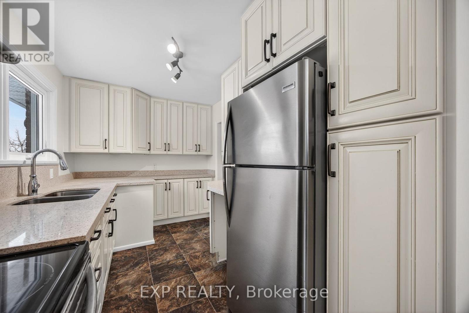 2420 Ridge Road W, Oro-Medonte, Ontario  L0L 2L0 - Photo 15 - S12604064