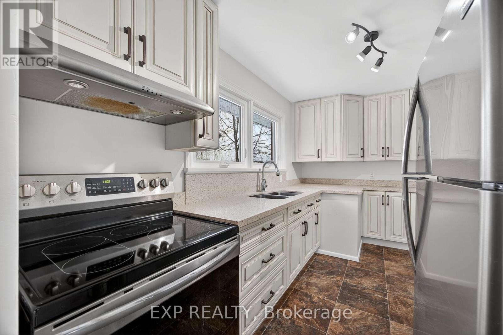 2420 Ridge Road W, Oro-Medonte, Ontario  L0L 2L0 - Photo 16 - S12604064