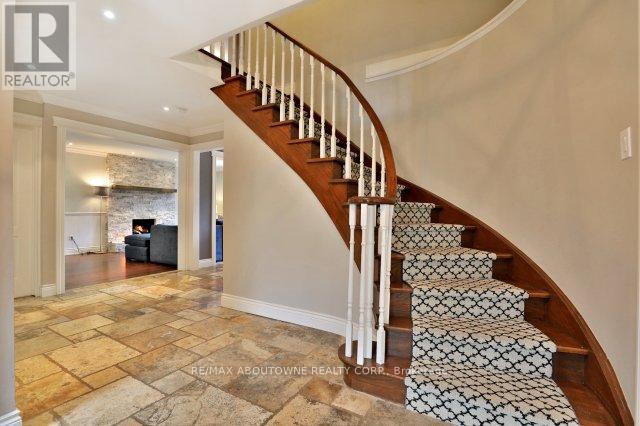 263 Princess Royal Court, Oakville, Ontario  L6H 3A5 - Photo 2 - W12603884