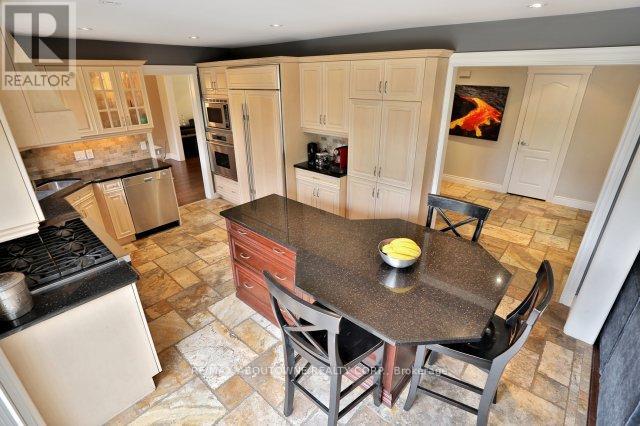 263 Princess Royal Court, Oakville, Ontario  L6H 3A5 - Photo 8 - W12603884