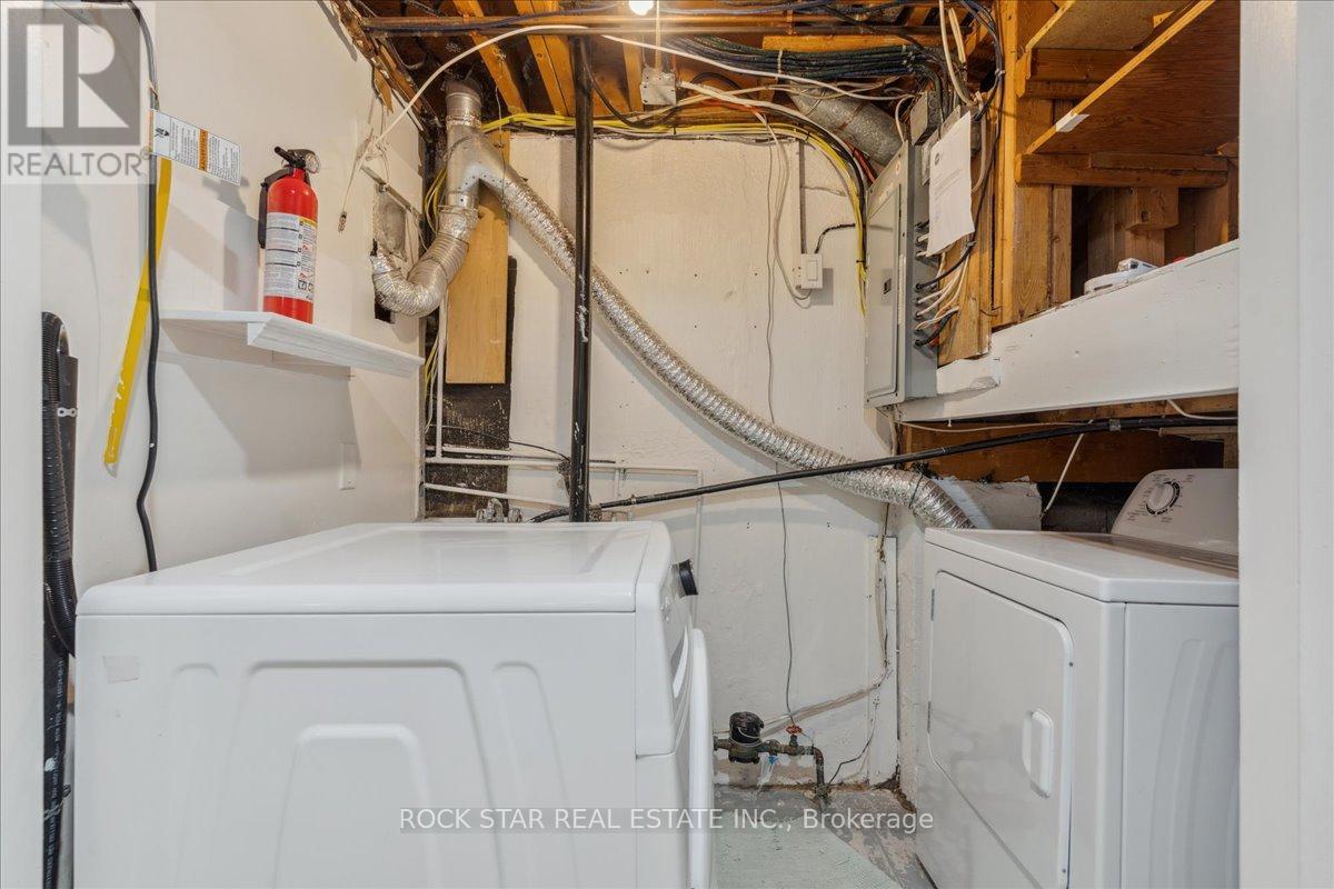 Lower - 3675 Glencolin Court, Mississauga, Ontario  L5C 2G3 - Photo 9 - W12603944