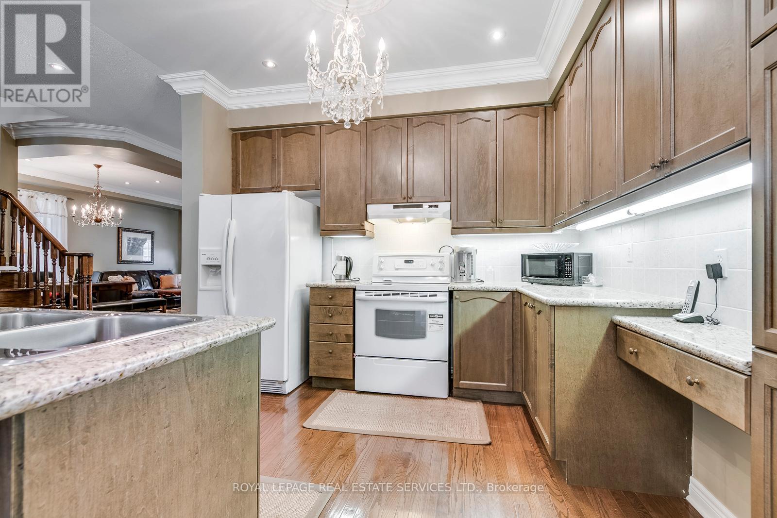 157 Creek Path Avenue, Oakville, Ontario  L6L 6T3 - Photo 15 - W12604068