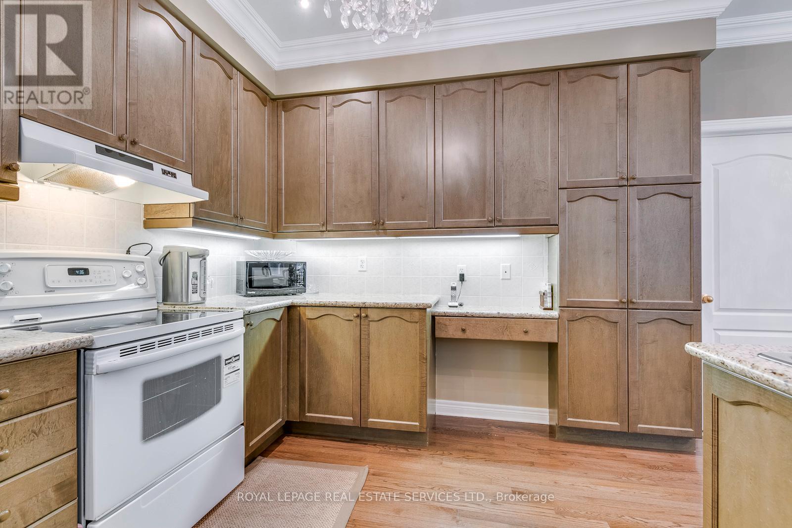 157 Creek Path Avenue, Oakville, Ontario  L6L 6T3 - Photo 17 - W12604068