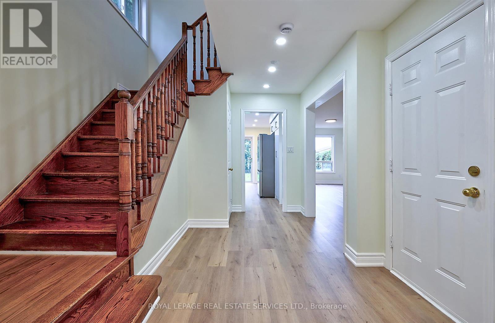 57 Westfield Trail, Oakville, Ontario  L6H 6C5 - Photo 2 - W12604092