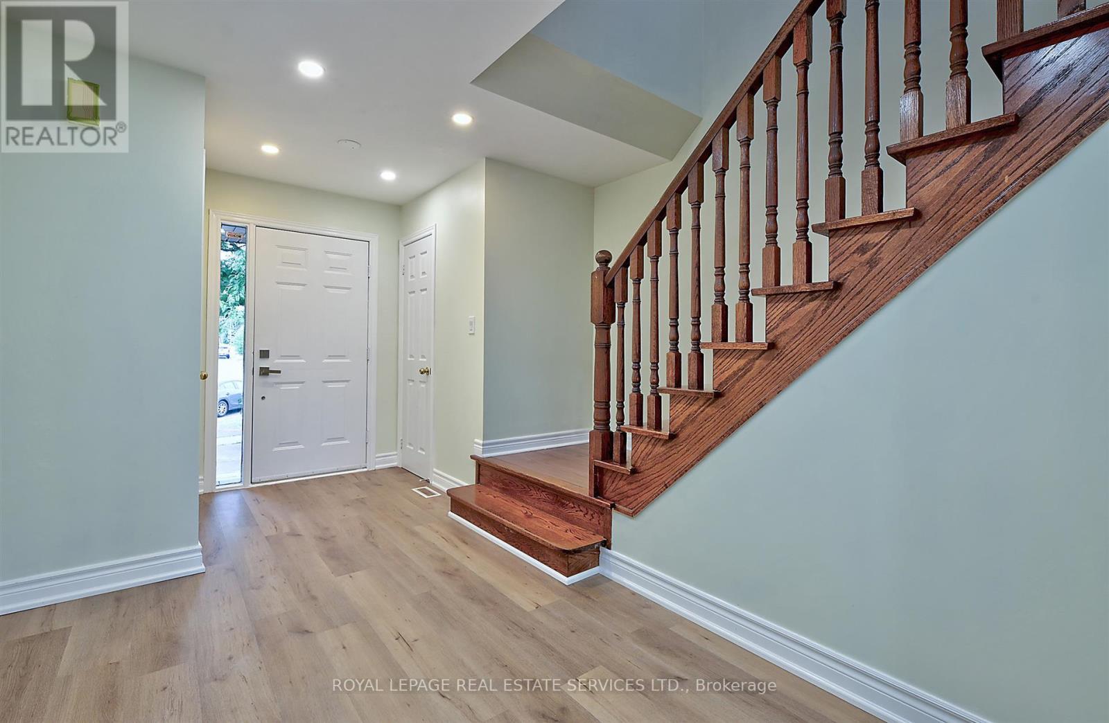 57 Westfield Trail, Oakville, Ontario  L6H 6C5 - Photo 3 - W12604092