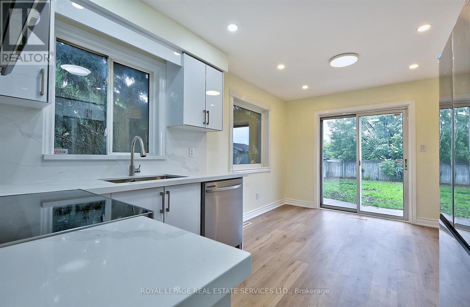 57 Westfield Trail, Oakville, Ontario  L6H 6C5 - Photo 7 - W12604092