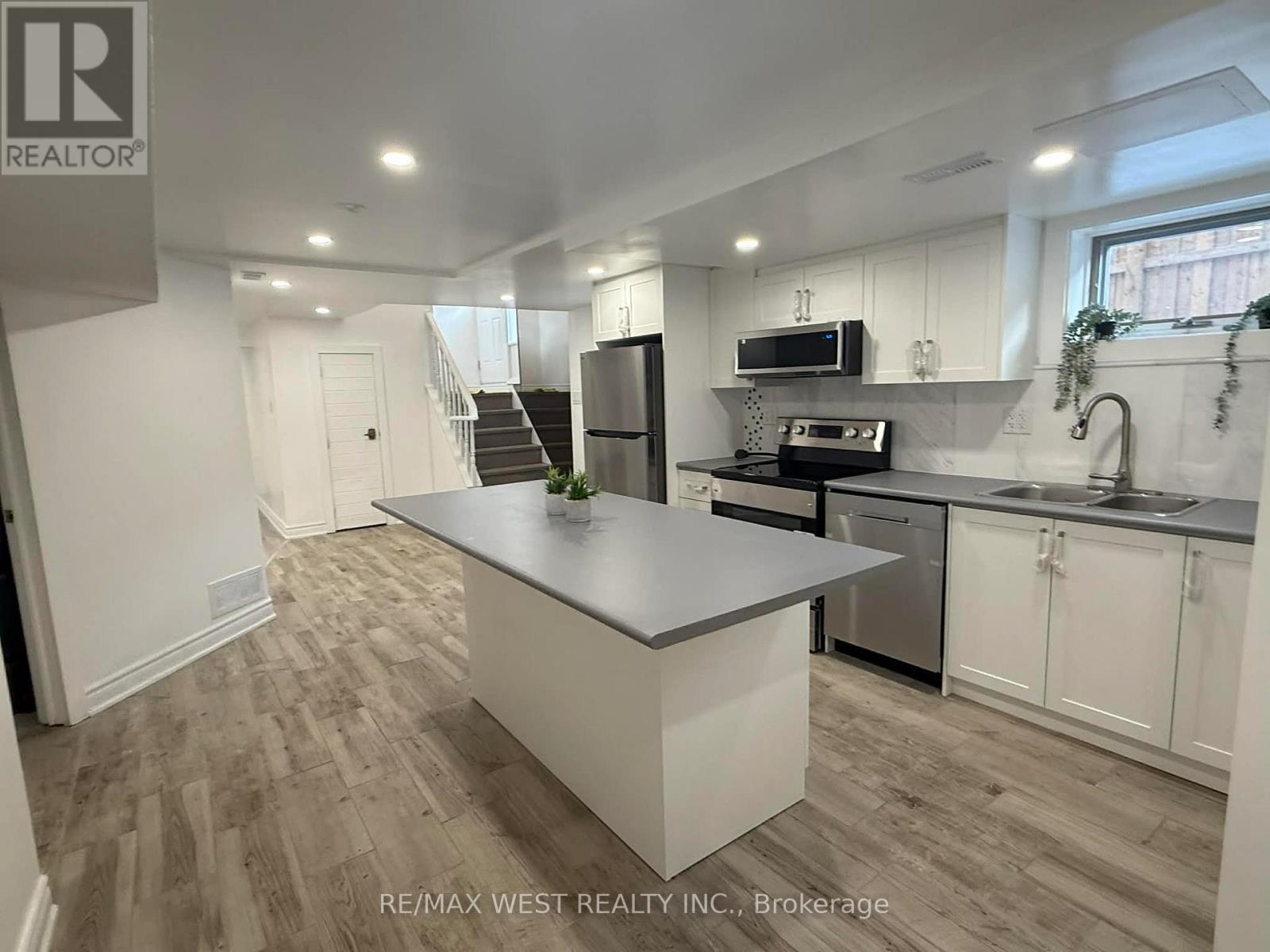 132 Meadowbank Road, Toronto, Ontario  M9B 5E4 - Photo 4 - W12604096