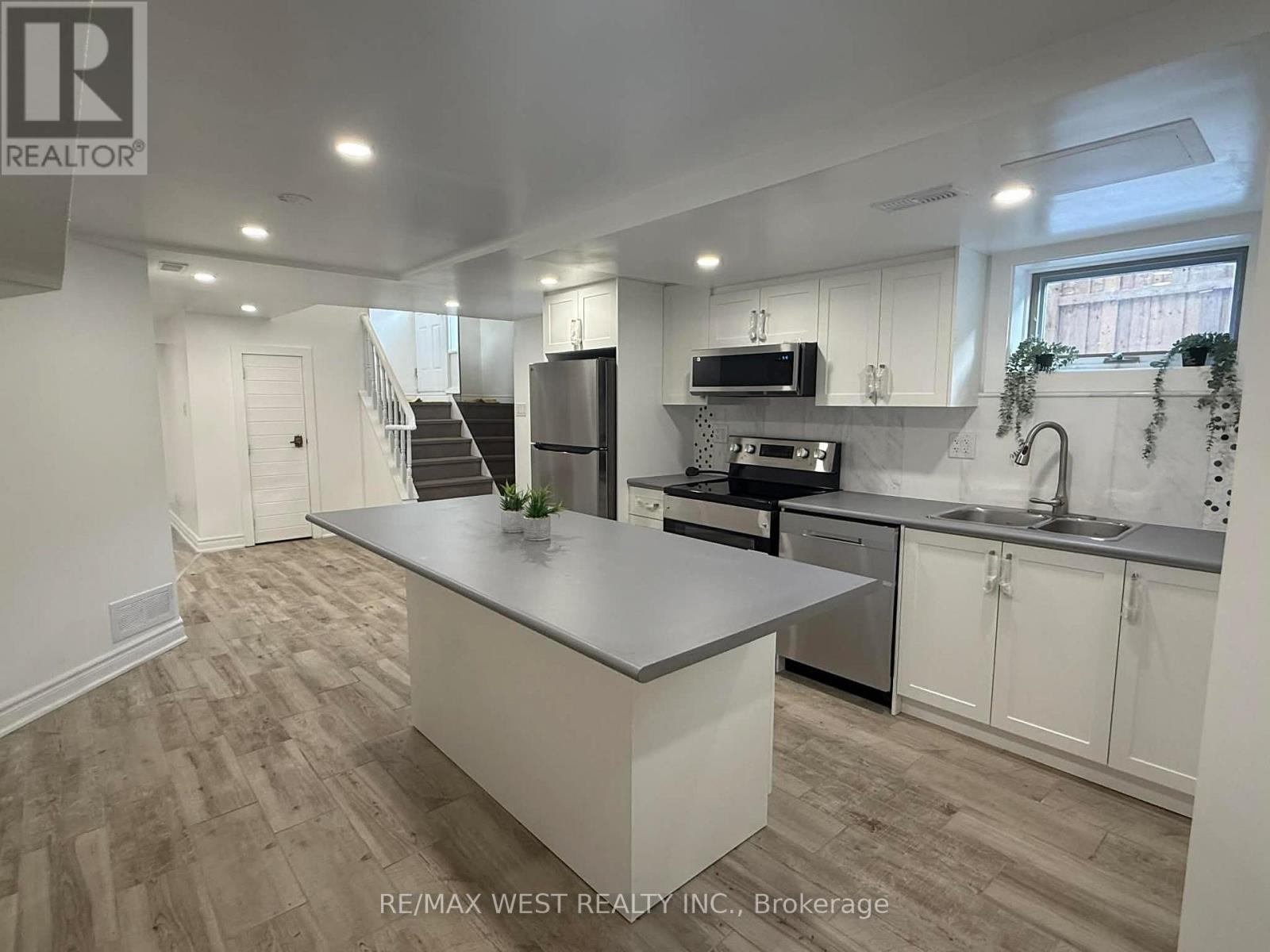 132 Meadowbank Road, Toronto, Ontario  M9B 5E4 - Photo 5 - W12604096