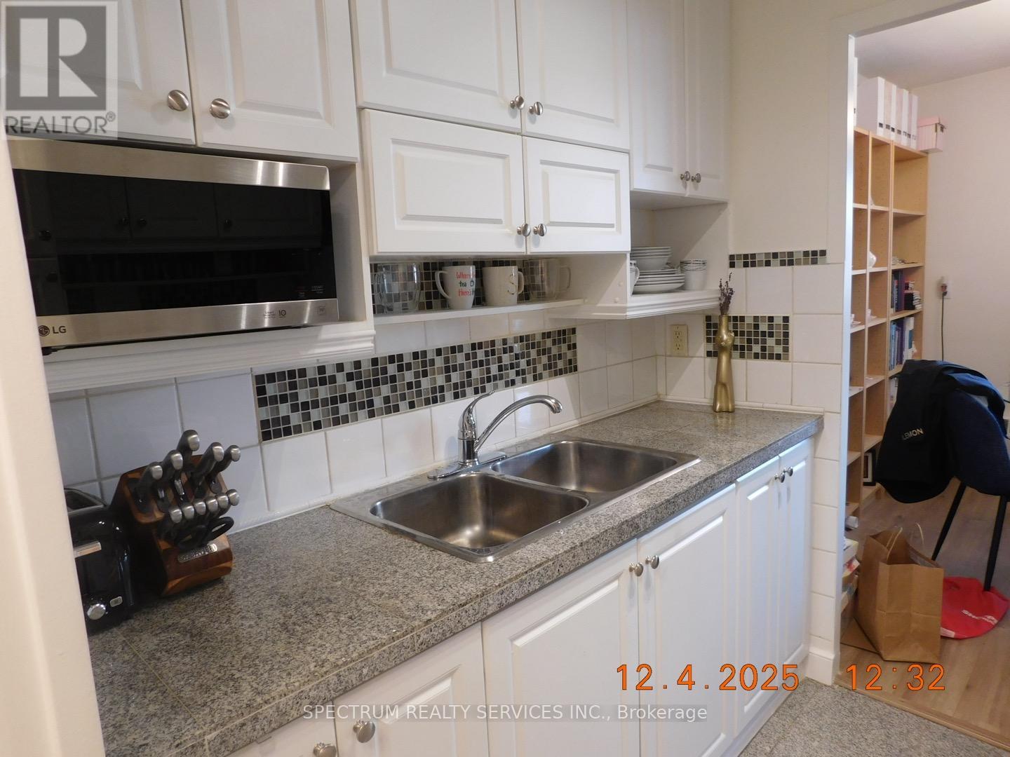 808 - 3320 Fieldgate Drive, Mississauga, Ontario  L4X 2J2 - Photo 8 - W12604122