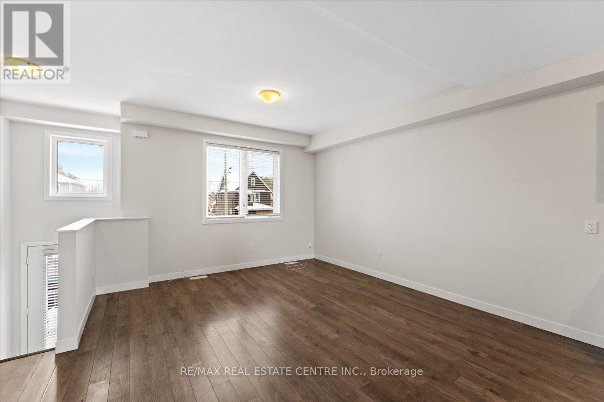 39 Denistoun Street, Welland, Ontario  L3C 0H6 - Photo 5 - X12536892