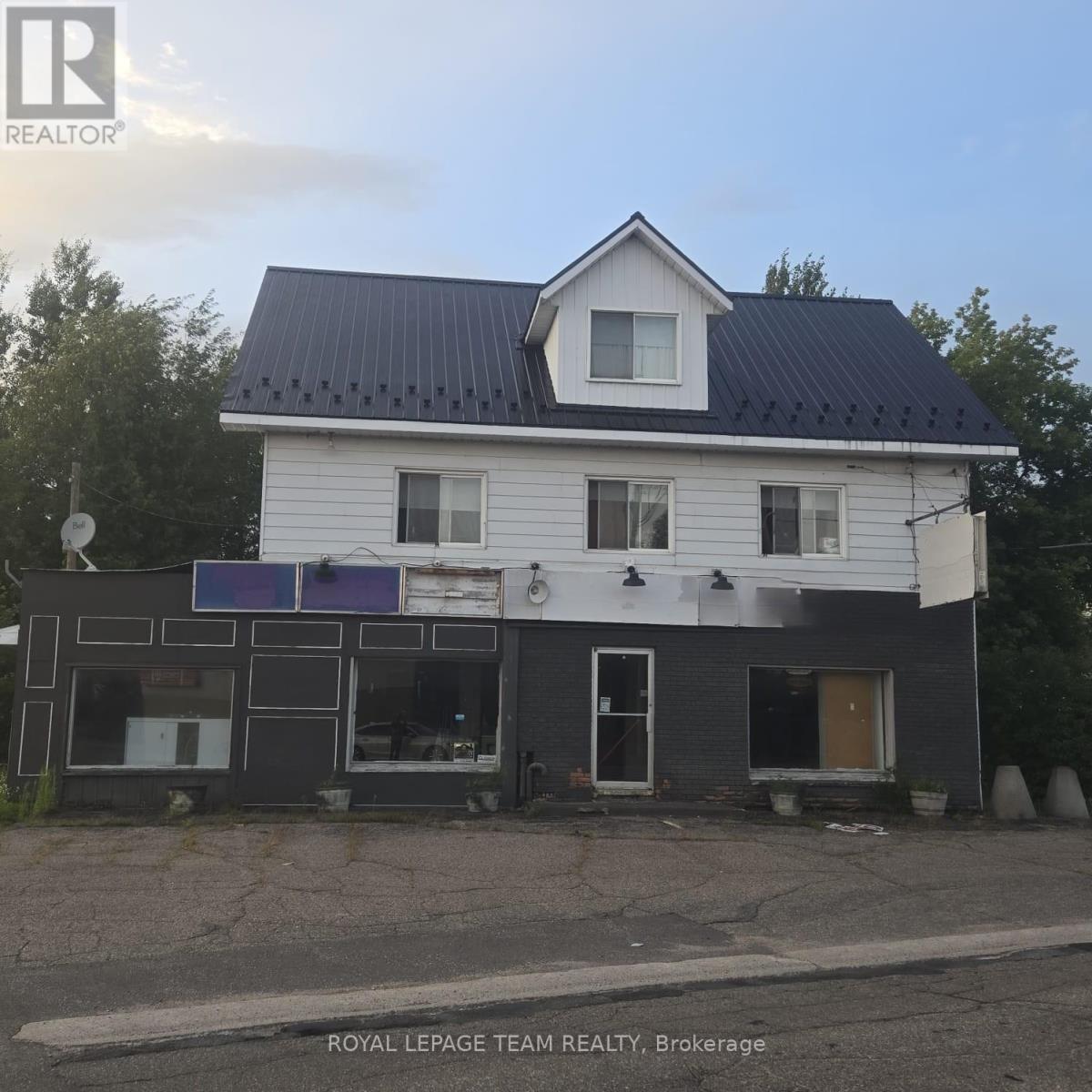 2 MOHNS AVENUE, Petawawa, Ontario