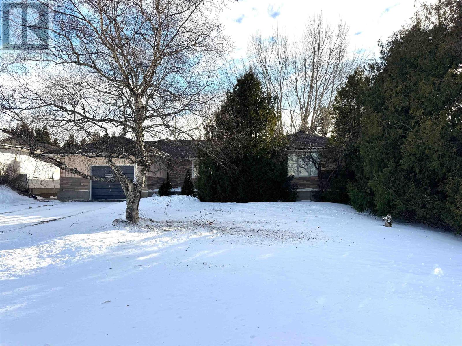 5 Sund Cres, Marathon, Ontario