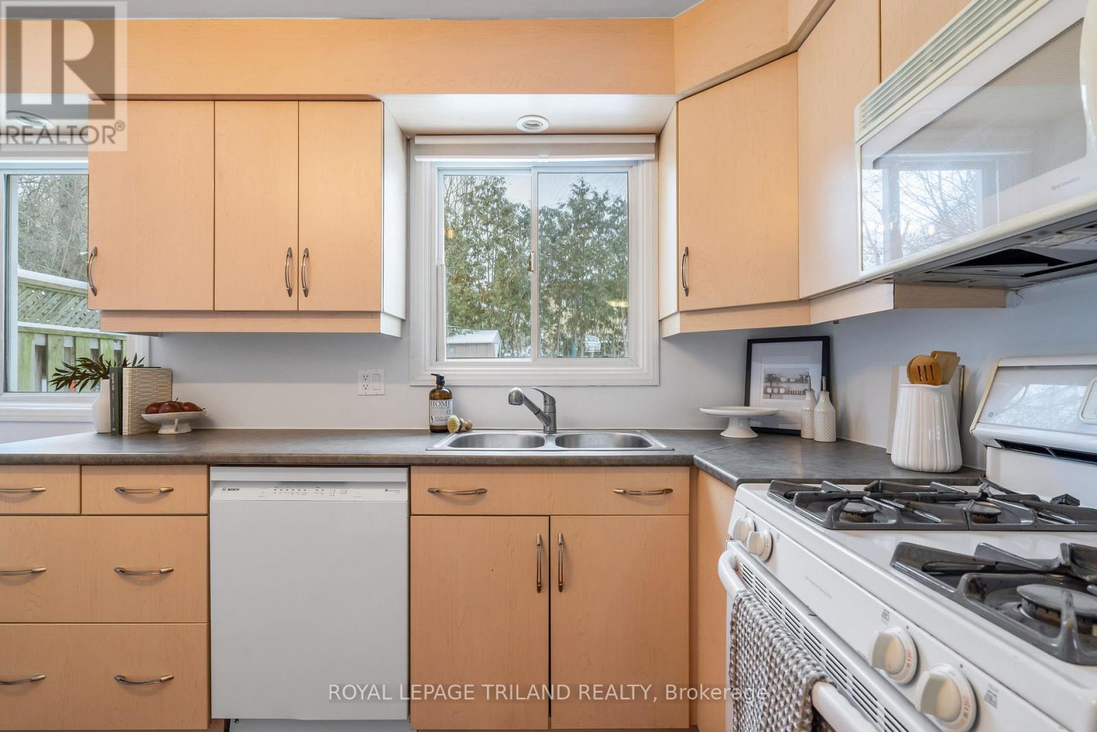 241 Homestead Crescent, London North, Ontario  N6G 2E7 - Photo 11 - X12604132