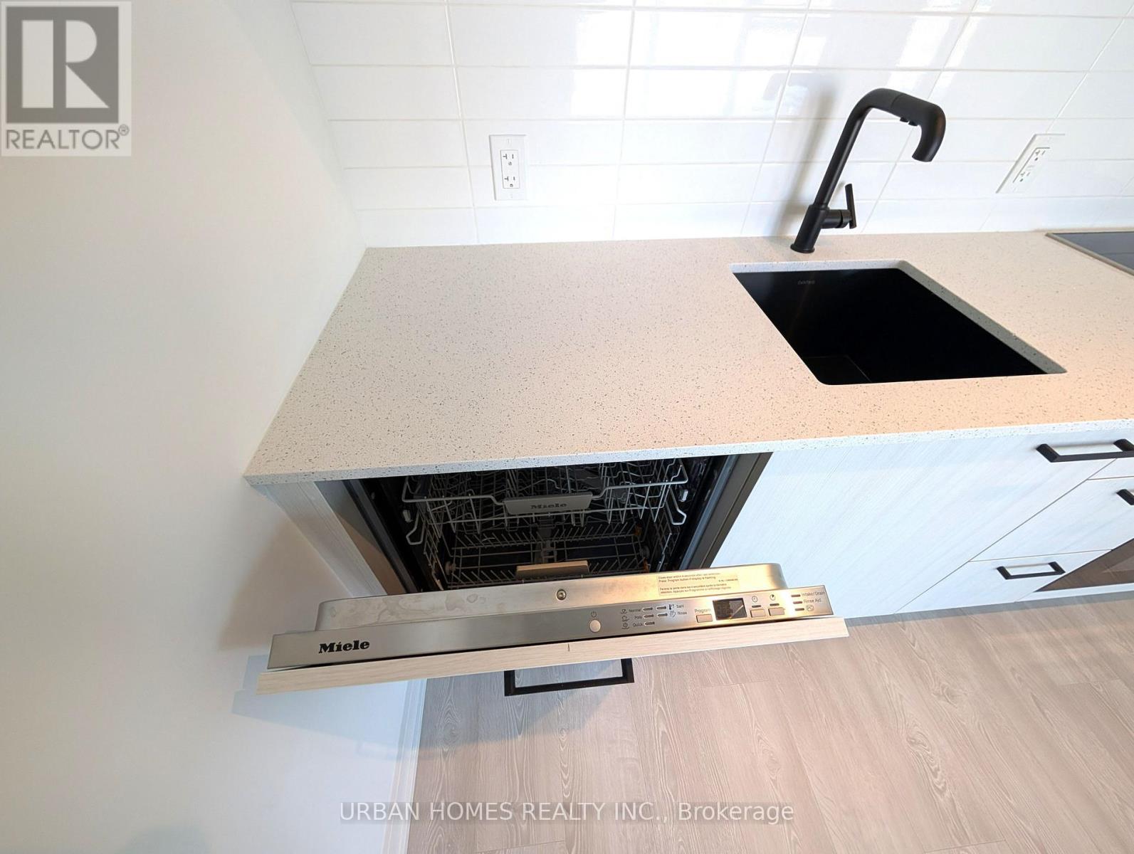 1120 - 1 Quarrington Lane, Toronto, Ontario  M3C 0S4 - Photo 4 - C12604258