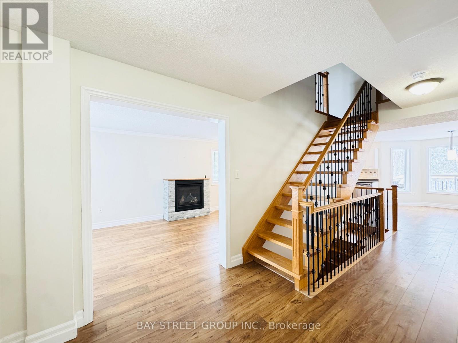 28 Shalom Way, Barrie, Ontario  L4N 5X9 - Photo 2 - S12604146