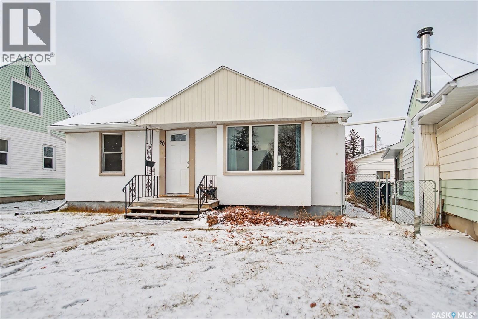 20 Elizabeth Crescent, Regina, Saskatchewan  S4T 5V9 - Photo 2 - SK025250