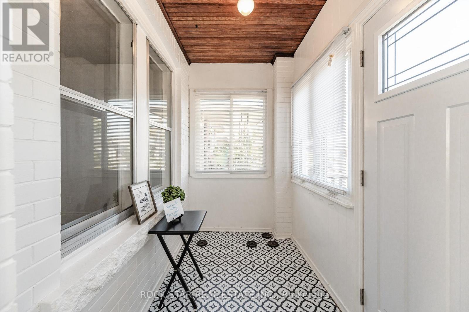 257 Tragina Avenue N, Hamilton, Ontario  L8H 5C9 - Photo 3 - X12604174